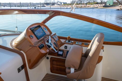 Hinckley Talaria 29 Runabout image