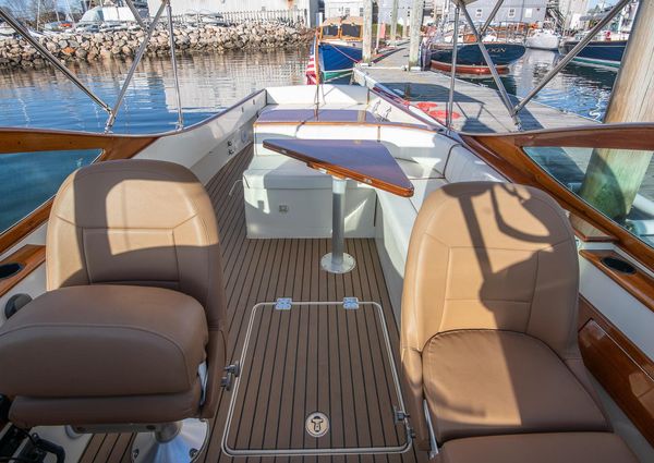 Hinckley Talaria 29 Runabout image