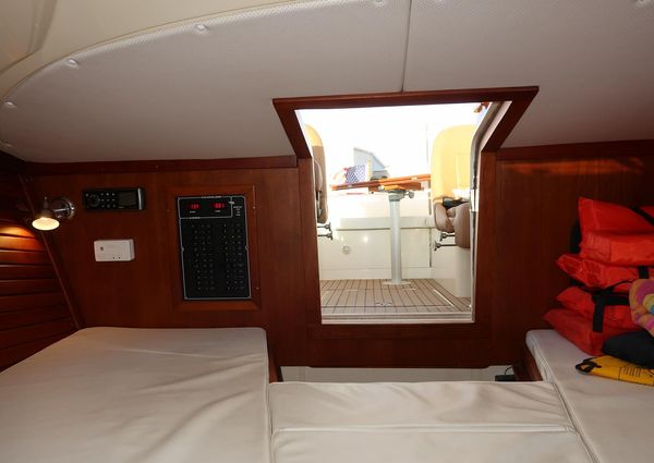 Hinckley Talaria 29 Runabout image