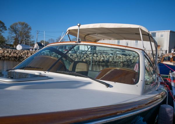 Hinckley Talaria 29 Runabout image