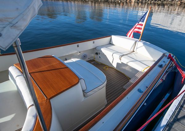 Hinckley Talaria 29 Runabout image