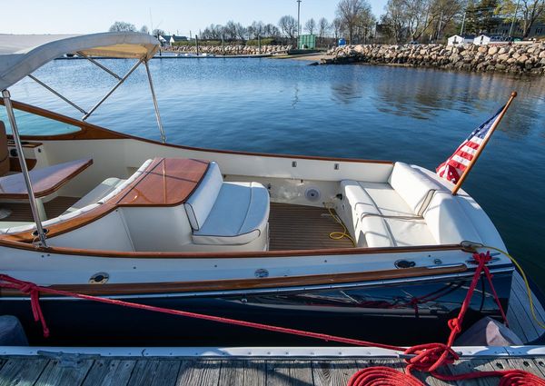 Hinckley Talaria 29 Runabout image