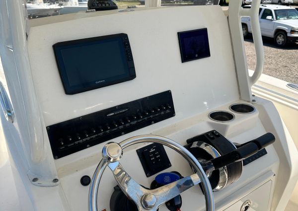 Cobia 262-CENTER-CONSOLE image