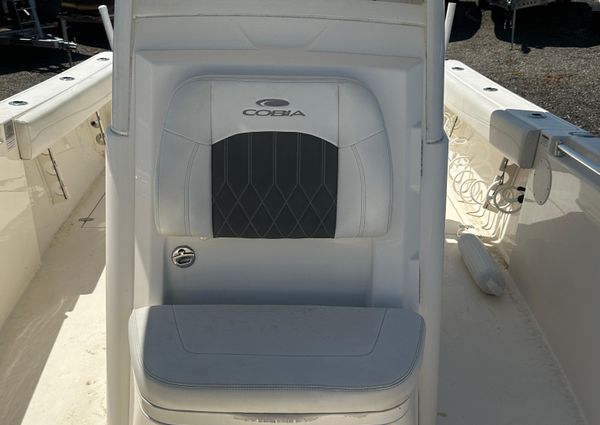 Cobia 262-CENTER-CONSOLE image