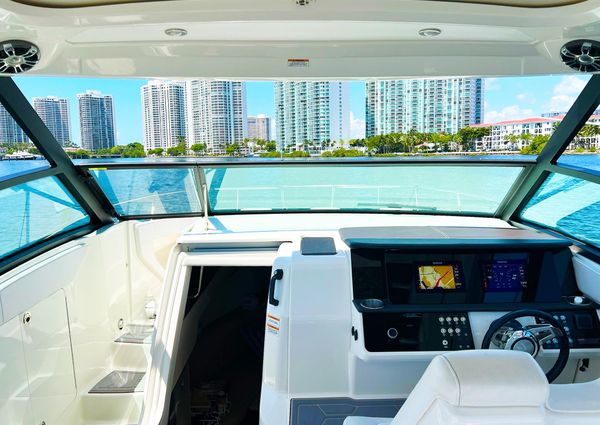 Sea Ray 320 Sundancer OB image