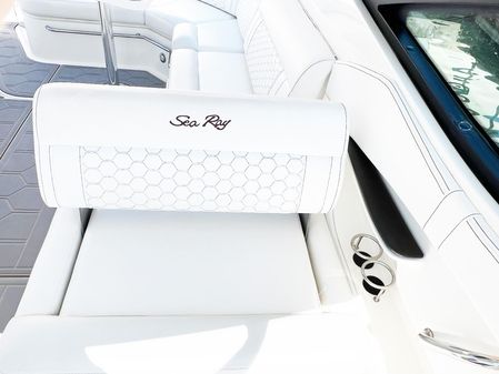 Sea Ray 320 Sundancer OB image