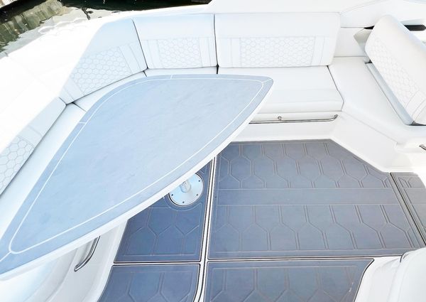 Sea Ray 320 Sundancer OB image