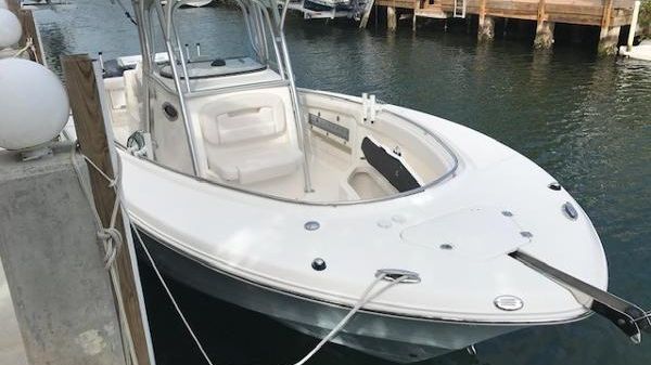 Robalo R300 Center Console 