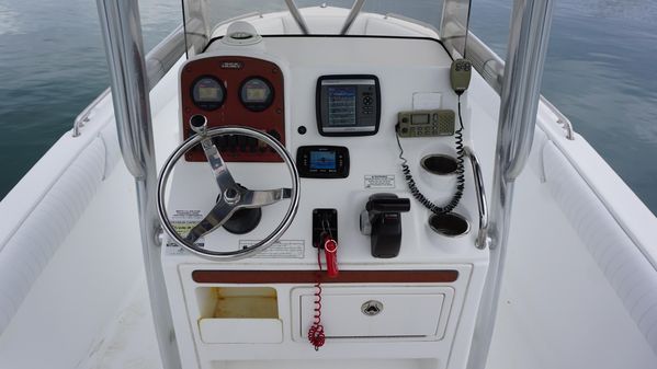 Sea Hunt Triton 210 image