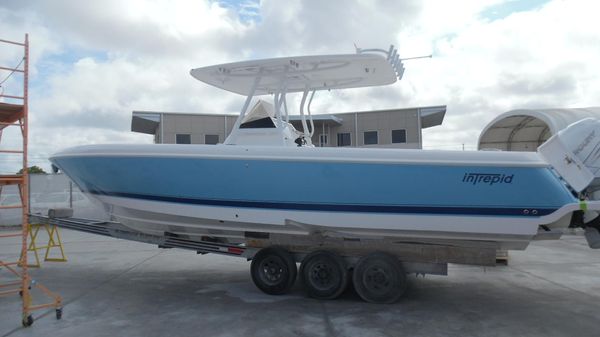 Intrepid 327 Center Console