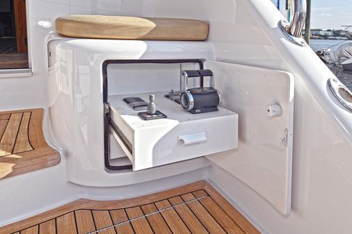 Viking 80 Enclosed Skybridge image