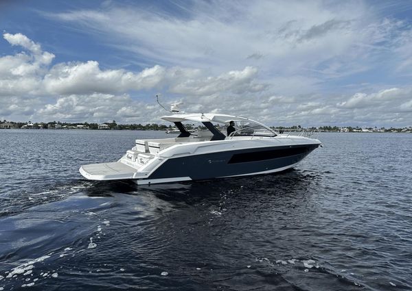 Cruisers Yachts 39 Express Coupe image