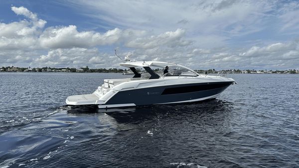 Cruisers Yachts 39 Express Coupe 