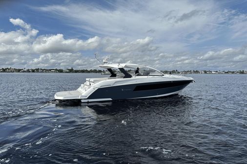 Cruisers Yachts 39 Express Coupe image