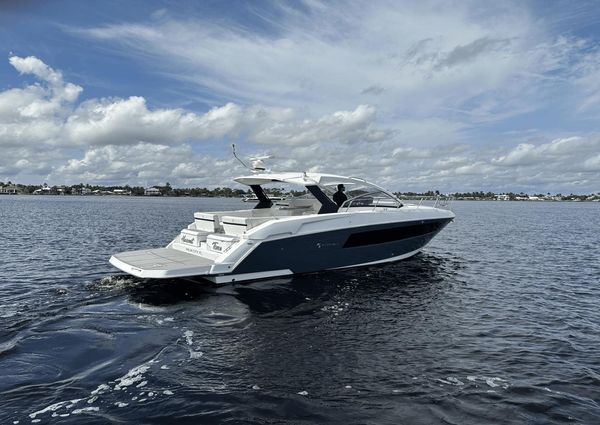 Cruisers Yachts 39 Express Coupe image