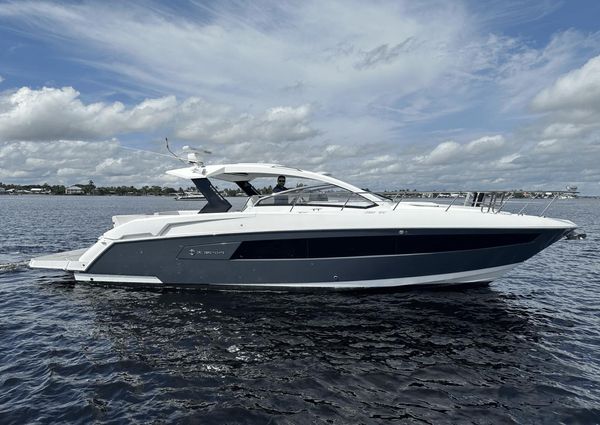 Cruisers Yachts 39 Express Coupe image