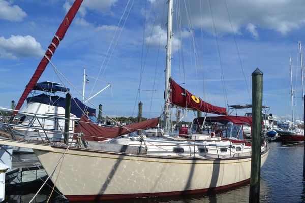 Island Packet 35 - main image