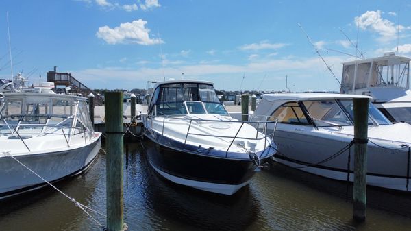 Monterey 355 Sport Yacht 