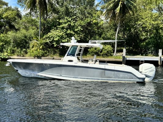 Boston Whaler 330 Outrage - main image