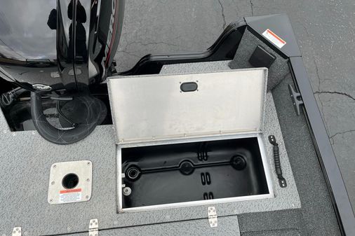 Lowe Fishing Machine 1675 WT image