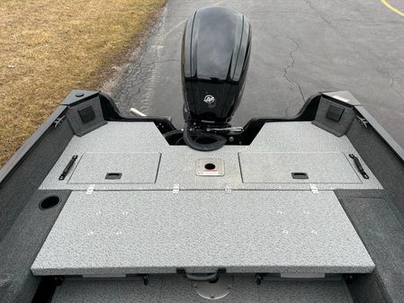 Lowe Fishing Machine 1675 WT image