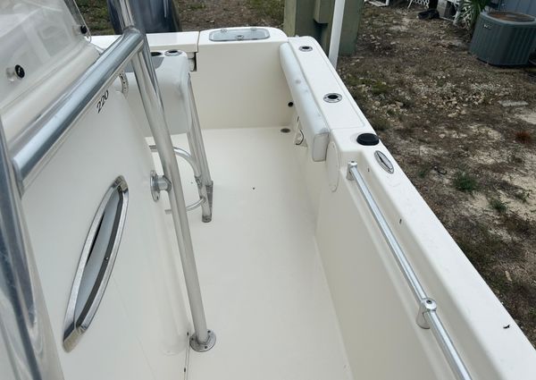 Cobia 220-CENTER-CONSOLE image