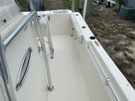 Cobia 220-CENTER-CONSOLE image