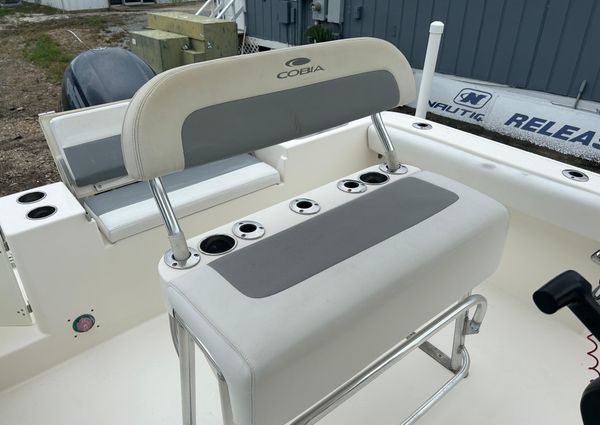 Cobia 220-CENTER-CONSOLE image