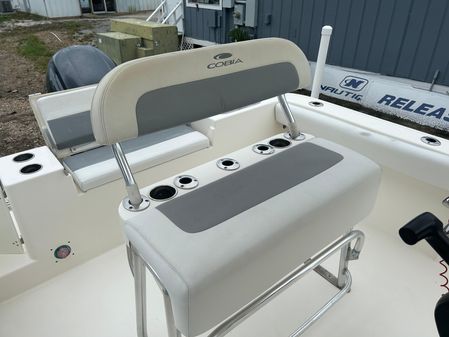 Cobia 220-CENTER-CONSOLE image