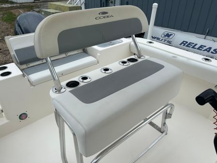 Cobia 220-CENTER-CONSOLE image