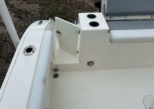 Cobia 220-CENTER-CONSOLE image