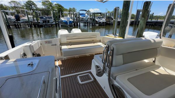 Boston Whaler 320 Vantage image