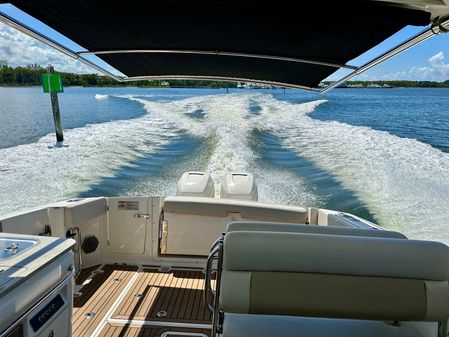 Boston Whaler 320 Vantage image