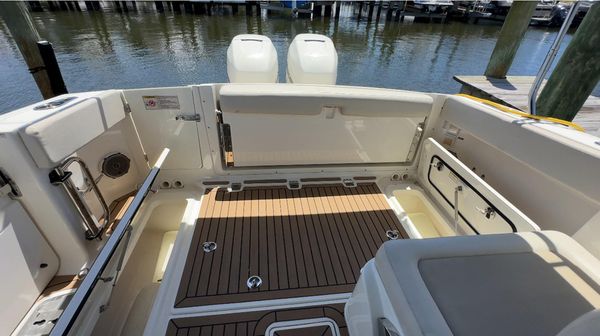 Boston Whaler 320 Vantage image