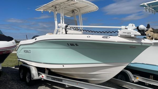 Robalo R200 Center Console