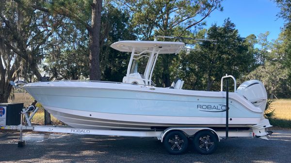 Robalo R242 Center Console 