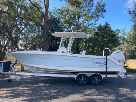 Robalo R242 Center Console image