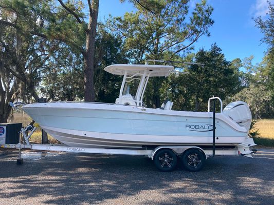 Robalo R242 Center Console - main image