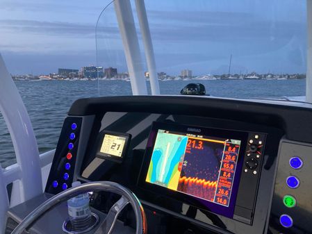 Robalo R242 Center Console image