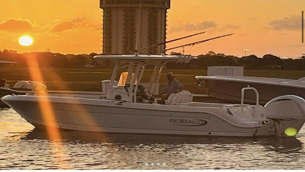 Robalo R242 Center Console image