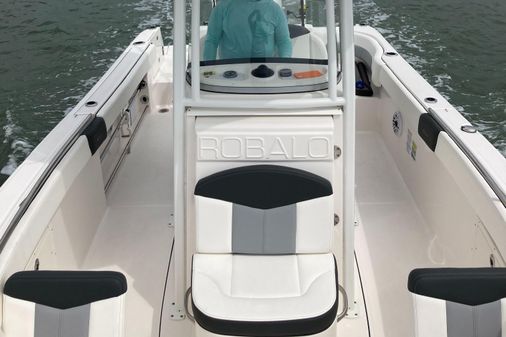 Robalo R242 Center Console image