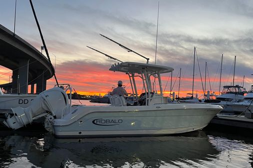 Robalo R242 Center Console image