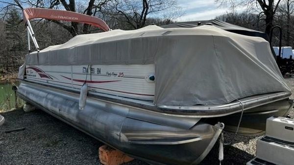 Sun Tracker PARTY BARGE 25 Regency Edition