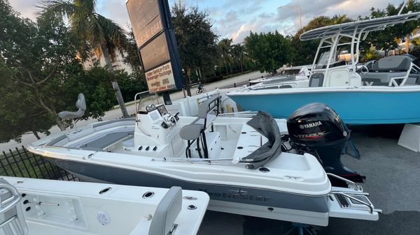 NauticStar 211 Hybrid