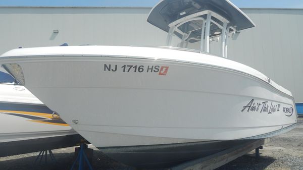 Robalo R222 Center Console 