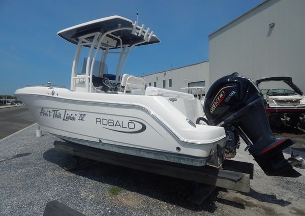 Robalo R222-CENTER-CONSOLE image