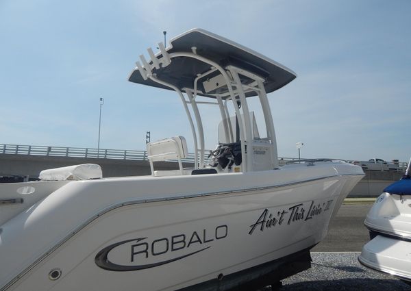 Robalo R222-CENTER-CONSOLE image