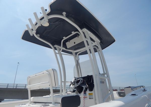 Robalo R222-CENTER-CONSOLE image