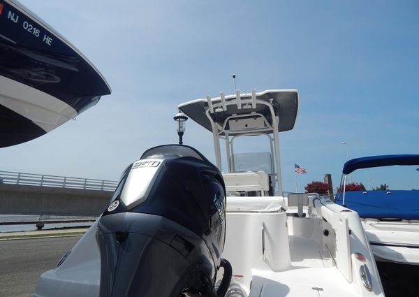 Robalo R222-CENTER-CONSOLE image