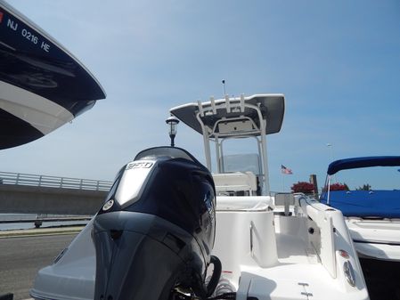 Robalo R222-CENTER-CONSOLE image